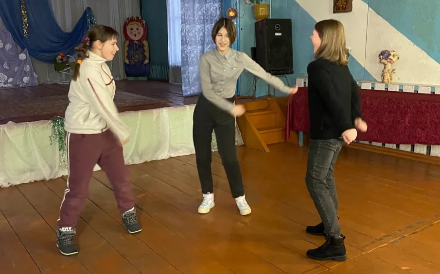 «За девчат»