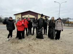 В посёлке Северный активисты Движения Первых и школьного лесничества очистили набережную от мусора в рамках акции "Всероссийский субботник"