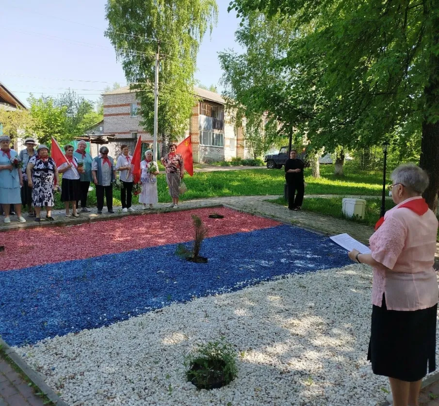 У памятника комсомольцам в Варнавино вспомнили историю пионерии