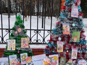 Варнавинская детская библиотека им. А.А. Сизова украсила центральную площадь оригинальной елкой в рамках конкурса «Самая лучшая уличная новогодняя ёлка – 2026»