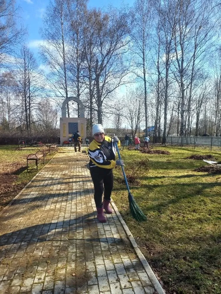 В Антонихе прошел субботник у памятника воинам Великой Отечественной войны