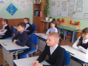 Маленьким школьникам – новые парты!