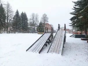 На центральной площади Варнавино установлены детские горки к предстоящим новогодним праздникам