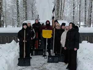 Ученики Горкинской школы Варнавинского округа очистили от снега территорию памятника воинам-землякам, погибшим в годы Великой Отечественной войны.