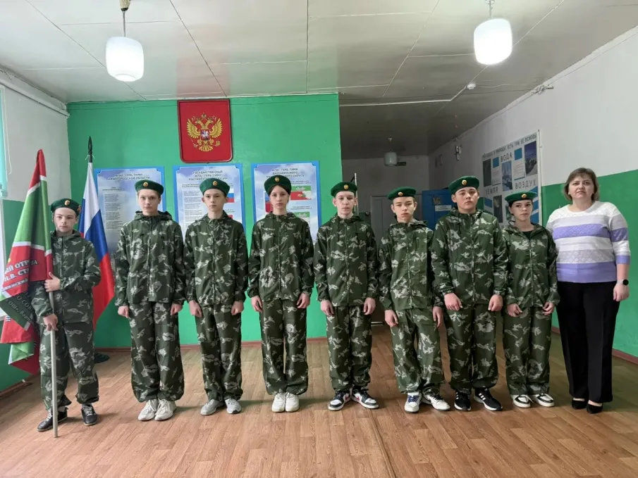 Юнармейцам Михаленинской школы передали парадную военную форму от Нижегородской областной общественной организации ветеранов «Нижегородский пограничник» имени генерала армии В.А. Матросова