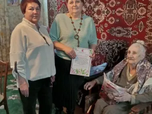 Представители администрации округа поздравили жительницу Варнавино с 90-летним юбилеем