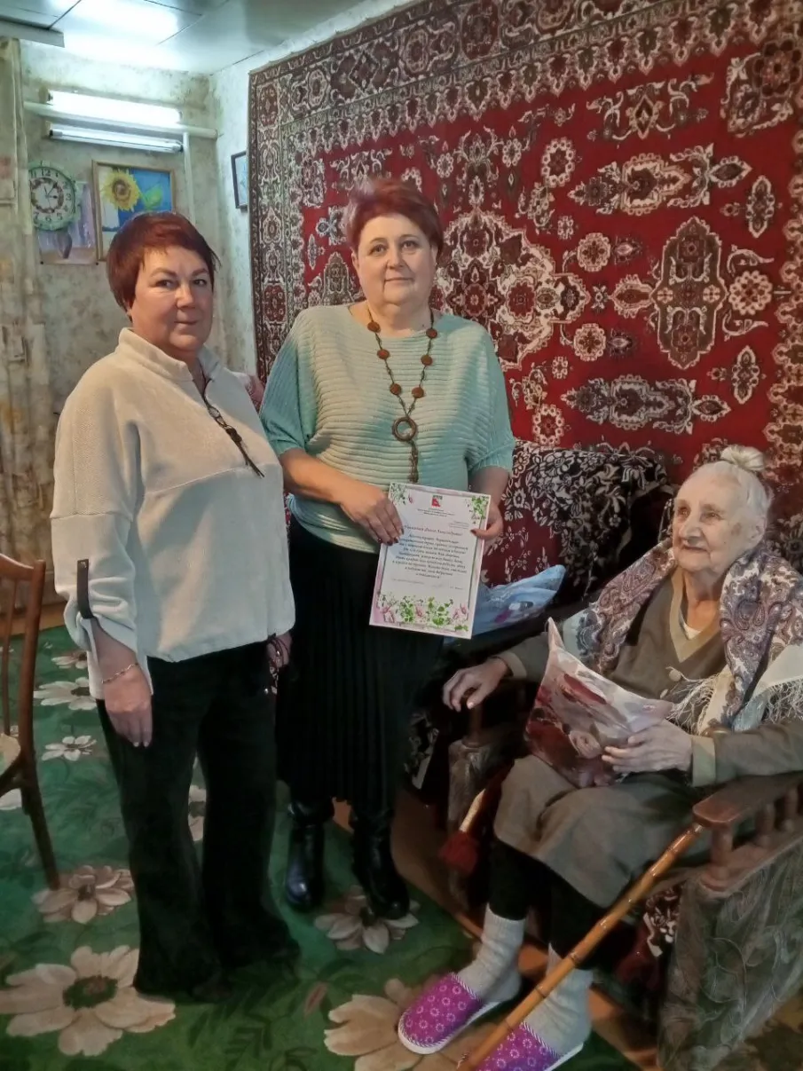 Представители администрации округа поздравили жительницу Варнавино с 90-летним юбилеем
