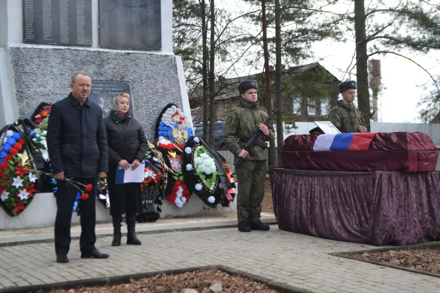В селе Макарий простились с бойцом, погибшим при выполнений боевого задания на территории Луганской и Донецкой народных республик