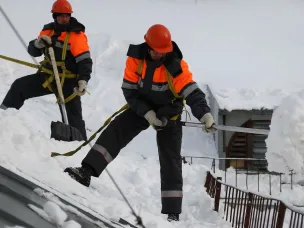 Необходимые меры безопасности при очистке крыш зданий от снега и наледи
